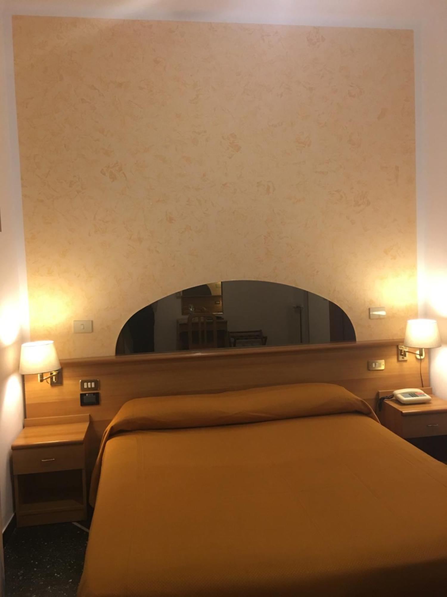 Hotel Villa Camilla Вараце Екстериор снимка