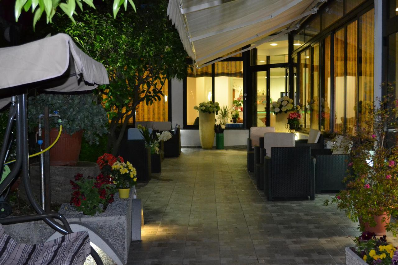 Hotel Villa Camilla Вараце Екстериор снимка