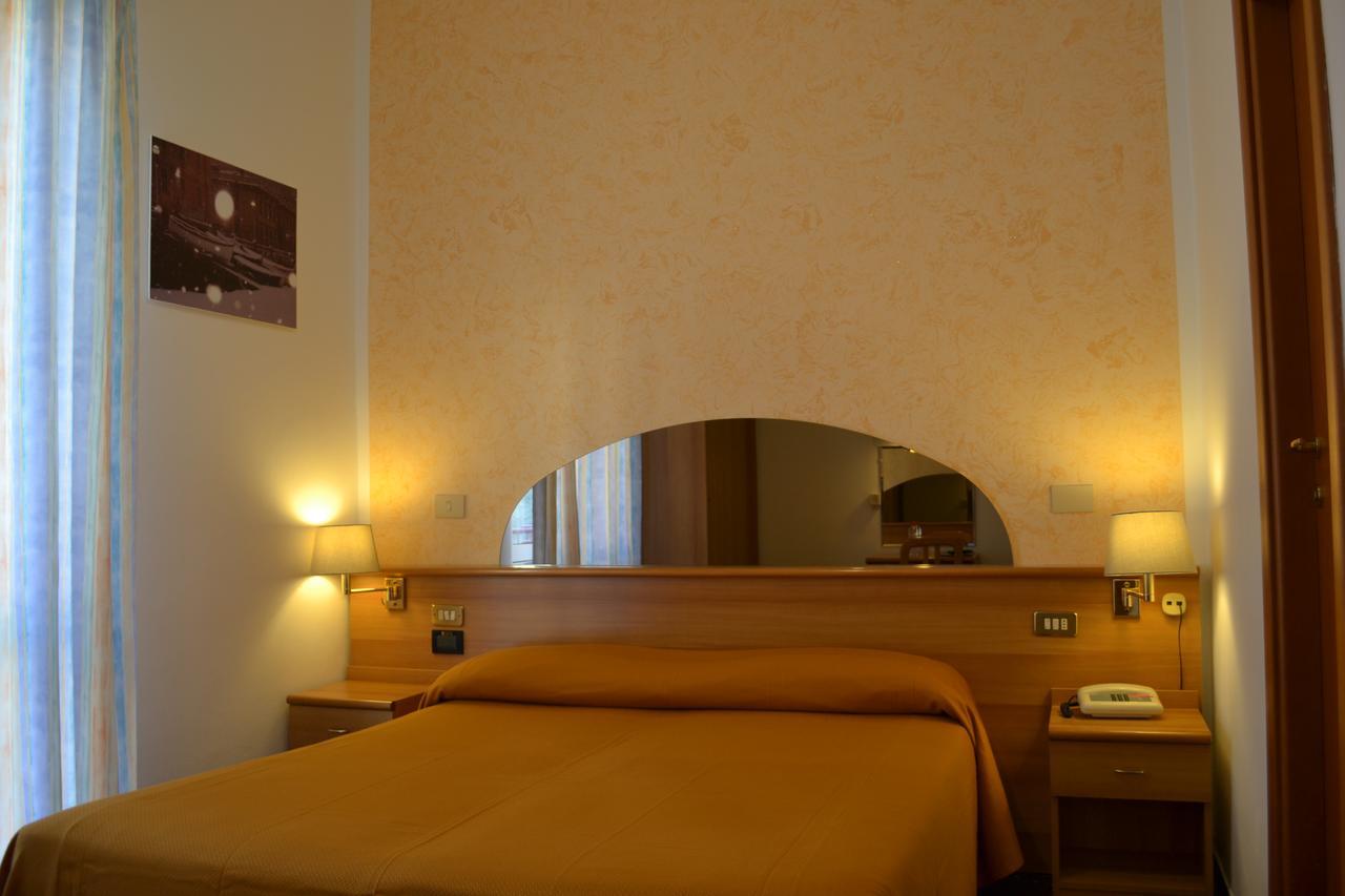 Hotel Villa Camilla Вараце Екстериор снимка