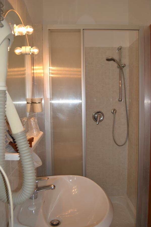 Hotel Villa Camilla Вараце Екстериор снимка