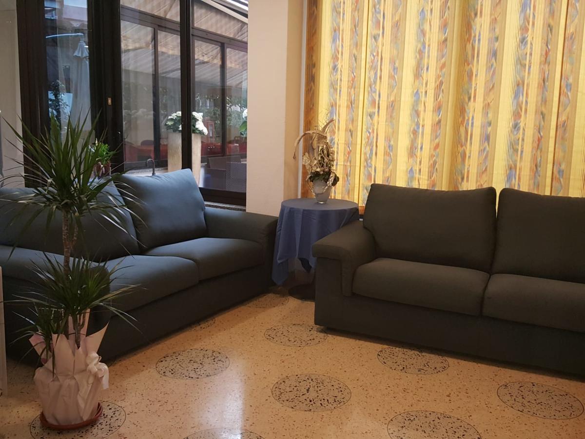 Hotel Villa Camilla Вараце Екстериор снимка
