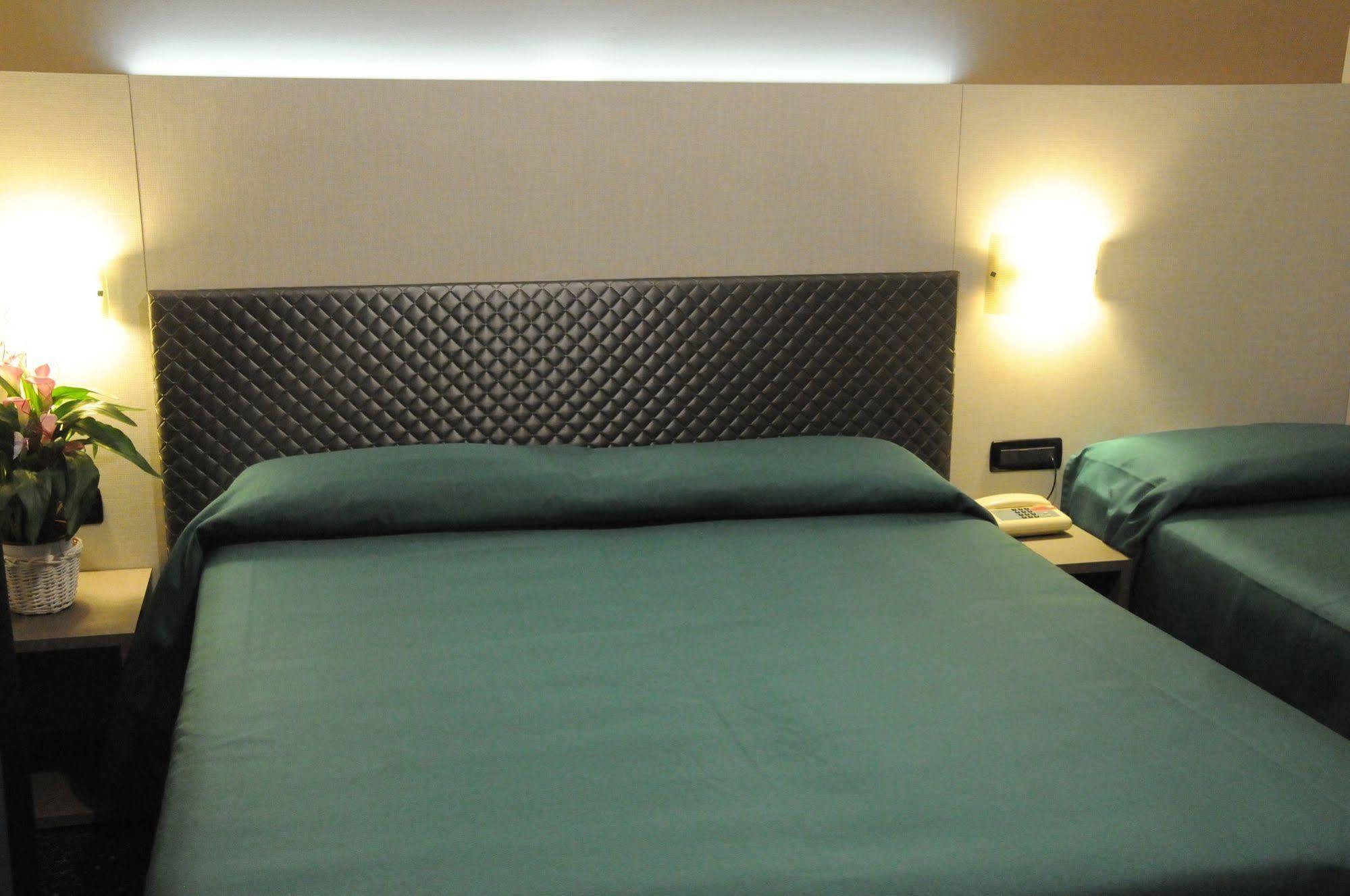 Hotel Villa Camilla Вараце Екстериор снимка